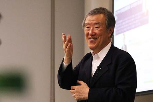 <b>出口治明(でぐち・はるあき)氏</b><br/><b>ライフネット生命保険代表取締役会長</b><br/>1948年三重県生まれ。京都大学を卒業後、1972年に日本生命保険に入社。企画部や財務企画部にて経営企画を担当。ロンドン現地法人社長、国際業務部長などを経て、同社を退職。2006年にネットライフ企画設立、代表取締役社長に就任。2008年にライフネット生命保険に社名を変更、生命保険業免許を取得。2016年6月より現職。 主な著書に『<a href="https://www.amazon.co.jp/dp/4000236873/" target="_blank">生命保険入門 新版</a>』『<a href="https://www.amazon.co.jp/dp/4478008876/" target="_blank">直球勝負の会社</a>』『<a href="https://www.amazon.co.jp/dp/4004315670/" target="_blank">生命保険とのつき合い方</a>』『<a href="https://www.amazon.co.jp/dp/4844374257/" target="_blank">日本の未来を考えよう</a>』『<a href="https://www.amazon.co.jp/5/dp/4591147940/" target="_blank">働く君に伝えたい「お金」の教養</a>』『<a href="https://www.amazon.co.jp/I-5000/dp/4103364726/" target="_blank">「全世界史」講義Ⅰ</a>』『<a href="https://www.amazon.co.jp/dp/4103364734/" target="_blank">「全世界史」講義Ⅱ</a>』『<a href="https://www.amazon.co.jp/50/dp/4103364718/" target="_blank">「働き方」の教科書</a>』など。<br/>(写真=陶山 勉、以下同)