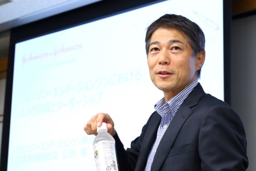 日色 保(ひいろ・たもつ) 1988年静岡大学人文学部法学科卒業後、ジョンソン・エンド・ジョンソンに入社。医療機器の営業、マーケティング、トレーニングを担当。外科用機材部門と糖尿病関連事業部門の事業部長を経て2005年にグループ会社オーソ・クリニカル・ダイアグノスティックス社長に就任。2008年同社アジアパシフィック事業も統括。2010年ジョンソン・エンド・ジョンソンメディカルカンパニー成長戦略担当副社長シニアバイスプレジデントに就任。2012年から現職。(写真は北山宏、以下同)