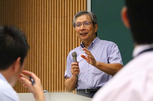 <b>近藤宣之(こんどう・のぶゆき)氏</b><br/><b>日本レーザー社長</b><br/><br/>1944年東京生まれ。1968年慶応義塾大学工学部電気工学科を卒業、日本電子に入社。総合企画室次長、取締役米国法人支配人、取締役国内営業担当などを経て1994年子会社の日本レーザー社長に就任。債務超過だった同社を1年で黒字化し、2年で累損を一掃する。2007年、JLCホールディングスを設立し社長に就任。「MEBO(Management and Employee Buyout=経営陣と従業員による自社株買収)」という手法で独立を果たす。就任以来の連続黒字達成などが評価され、「日本でいちばん大切にしたい会社」大賞 中小企業長官賞、「勇気ある経営大賞」などを受賞。著書に『ビジネスマンの君に伝えたい40のこと』(あさ出版)など。(写真=陶山勉、以下同)