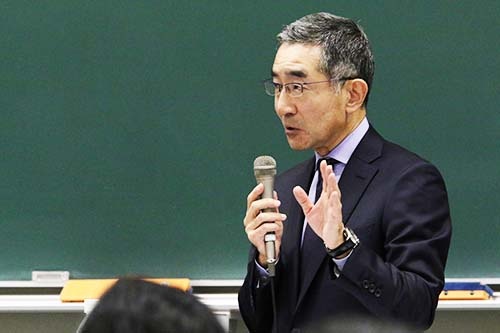 <b>佐久間総一郎(さくま・そういちろう)氏</b><br/><b>新日鐵住金 代表取締役副社長</b><br/><br/>1956年生まれ。1978年東京大学法学部を卒業後、新日本製鉄に入社。2004年総務部部長、2009年執行役員、2012年常務執行役員に就任。常務取締役を経て2014年より現職。