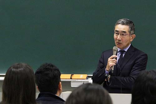 <b>佐久間総一郎(さくま・そういちろう)氏</b><br/><b>新日鐵住金 代表取締役副社長</b><br/><br/>1956年生まれ。1978年東京大学法学部を卒業後、新日本製鉄に入社。2004年総務部部長、2009年執行役員、2012年常務執行役員に就任。常務取締役を経て2014年より現職。(写真=陶山勉、以下同)
