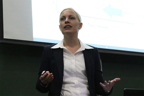 <b>ダニエル・ガイスラー氏</b><br/>CLGジャパン代表<br/>米ニューヨーク市立大学博士課程修了、組織行動マネジメントに関する博士号を取得。CLGのコンサルタントとして、エネルギー産業、金融業、一般消費財、製造業、医療関連事業等、様々な事業領域で、欧米を中心にグローバルに活躍。ドイツ、イギリス、米国に住み、2014年8月より日本・アジア進出プロジェクト責任者として東京に在住。米国、日本、韓国の有名諸大学で多数の講演活動も行っている。