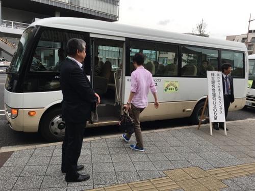 JR岡山駅からベネッセの本社まではクルマで10分程度。駅から離れているので、株主総会に合わせて臨時バスを用意したようだ