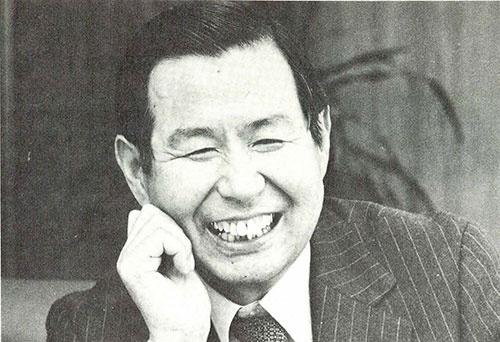 <b>伊藤雅俊(いとう・まさとし)氏</b><br>1924年4月30日、東京都大田区に生まれる。51歳(当時)。1944年、横浜市立商業専門学校(現横浜市立大)卒業。翌1945年、陸軍船舶幹候隊に入隊。約半年で終戦を迎え、同年12月に先代社長伊藤譲氏とともに羊華堂洋品店を開く。1958年ヨーカ堂を設立、社長に就任。1965年、社名をイトーヨーカ堂に変更して現在に至る(年間売上高2530億円、店舗数57店、従業員数1万200人=掲載当時)。華やかなチェーン展開を競うスーパー業界にあって、その堅実経営ぶりはつとに有名。たまの休日は読書に費やされ、ゴルフのハンデ26はなかなか縮まらない。