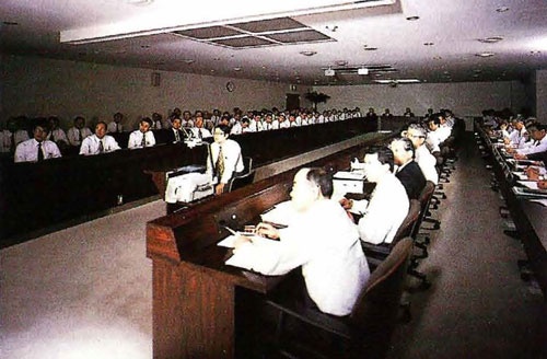 週に1度開かれる「業革」の会議