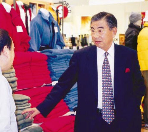 <b>鈴木 敏文（すずき・としふみ）氏</b><br />1932年12月1日長野県生まれ。1956年中央大学経済学部を卒業後、トーハンに就職。1963年イトーヨーカ堂に転じる。1973年ヨークセブン（現セブン-イレブン・ジャパン）設立、1978年社長に就任。1982年ヨーカ堂初の減益を機に経営改革に着手。1992年にヨーカ堂社長兼セブンイレブン会長に就く。1997年から経団連副会長。仕事での滑らかな弁舌、強い口調と対照的に、プライベートでは相手の顔もまともに見られないほど内気で口数少ない。年2回の経営方針説明会では、グループの幹部社員約9000人に檄を飛ばす