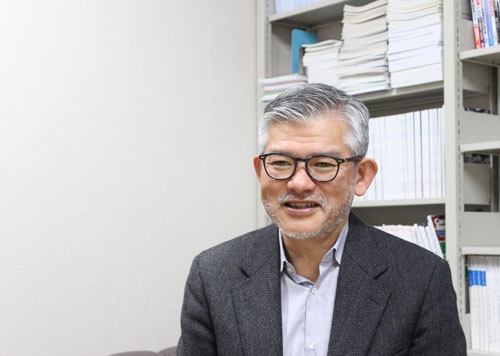 <b>戸口田 淳也(とぐちだ・じゅんや)</b> 京都大学iPS細胞研究所副所長・再生医科学研究所教授。1981年京都大学医学部卒業。京都大学大学院医学研究科にて骨軟部腫瘍の分子遺伝学的研究、米国ハーバード大学にてがん抑制遺伝子の研究に従事。95年に京都大学生体医療工学研究センター(のちの再生医科学研究所)の助教授となり、間葉系幹細胞に関する研究に取り組む。2003年京都大学再生医科学研究所教授、2008年iPS細胞研究センター・副センター長を経て、2010年より現職。