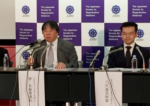 緊急記者会見を開き、違法なさい帯血投与に注意を呼びかける日本再生医療学会。左は澤芳樹理事長。(2017年7月4日)