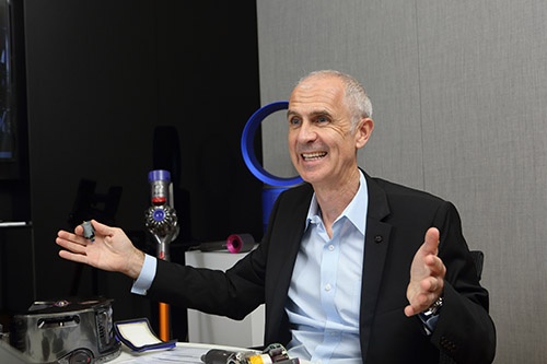 <span class="fontBold">ジム・ローウェン(Jim Rowan)氏</span><br /> 2017年10月、ダイソンのCEOに就任。米ブラックベリー(旧リサーチ・イン・モーション)などで約20年以上、製品開発やサプライチェーンの構築、グローバル展開に従事してきた。12年8月からダイソンCOO(最高執行責任者)として、シンガポールを拠点にサプライチェーンの構築などに尽力してきた。(写真:原隆夫、以下同)
