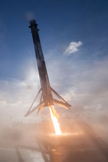 空中で姿勢を制御しながら舞い降りるファルコン9の第1弾ロケット