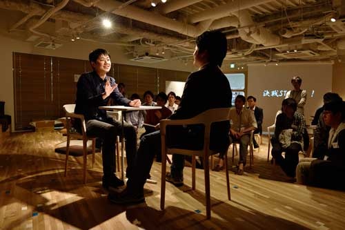 リブセンスの「天下一話道会」。村上太一社長(左)らが、自社の魅力を学生にアピールする話術を競い合った(写真:大槻純一)