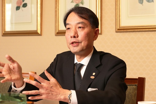 「顧客の求めるサービスレベルはますます高まっている」と話すホテル椿山荘東京の和泉浩総支配人(撮影:都築雅人)