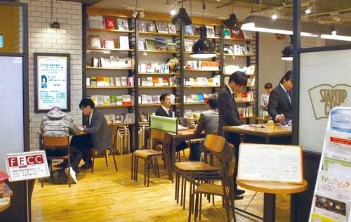福岡市のスタートアップカフェ。平日は勤務を終えた会社員が立ち寄り始める午後5時以降に混み合う