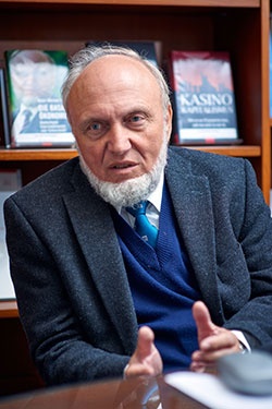 プロフィール ハンスウェルナー・ジン(Hans-Werner Sinn)氏 1948年3月生まれ。72年ミュンスター大学マクロ経済学修士号取得、78年マンハイム大学マクロ経済学博士号取得。同大学マクロ経済学統計学教授などを経て、99年独Ifo経済研究所所長。ミュンヘン大学マクロ経済学・財政学部主任教授も兼務。Ifo研究所はドイツの経済政策などを担う公的研究機関で、ドイツ6大研究所の1つとされる。(写真:永川 智子、以下同)