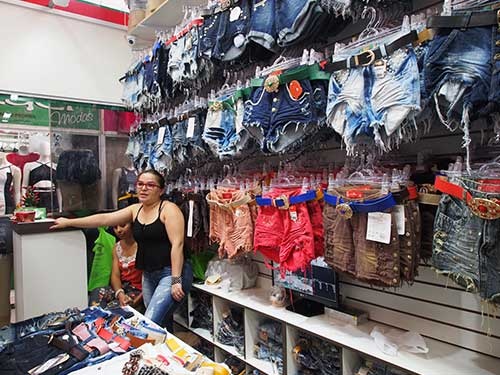 「一日の売上高が4割落ちた」と語るデニムパンツ店の女性は語った