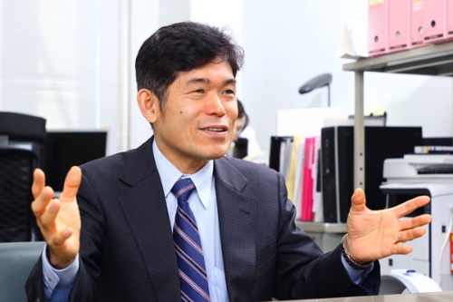 <span class="fontBold">柳川 範之(やながわ・のりゆき) </span><br />東京大学大学院経済学研究科教授。1963年生まれ。父の仕事の関係でシンガポールで小学校を卒業。高校時代をブラジルで過ごしたのち、大学入学資格検定試験合格。88年、慶應義塾大学経済学部通信教育課程卒業。93年、東京大学大学院博士課程修了。経済学博士。96年、東大助教授。2011年より現職。著書に『日本成長戦略 40歳定年制』(さくら舎)、『東大教授が教える知的に考える練習』(草思社)など。(撮影:北山宏一 以下全て)