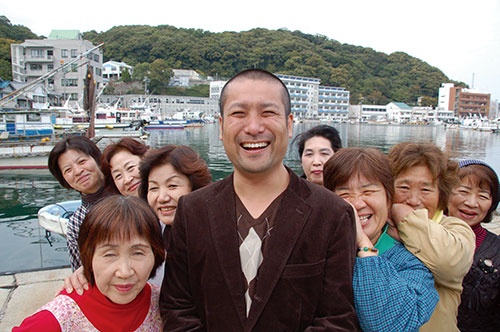兵庫県・家島の婦人部のみなさんと。当初はうさん臭がっていたお母さんたちも次第に心を開いてくれた