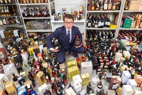 家庭内に眠るウイスキーなどを買い取るのぶちゃんマンの滝下信夫社長。(写真撮影:菅野勝男)