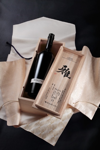 1本60万円の緑茶ボトル「King of Green HOSHINO Super Premium」は受注生産で、国内向けは2本分のみを用意している。