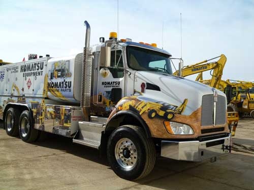 「Komatsu care(コマツケア)」のロゴで彩られた超大型トラック。工具一式や部品、油脂類が満載されており、定期点検など顧客サービスの移動式拠点となる