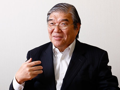 <b>本山和夫(もとやま・かずお)</b>さん<br /> 1950年、東京都生まれ。1972年、東京理科大学理工学部を卒業、アサヒビール(現アサヒグループホールディングス)入社。物流システム本部長など物流やIT(情報通信)の要職を歴任し、2003年執行役員・戦略企画本部長、2010年副社長、2013年アサヒ飲料社長。2015年3月にアサヒ飲料社長を退任、同年9月から東京理科大学理事長。(写真:竹井 俊晴)