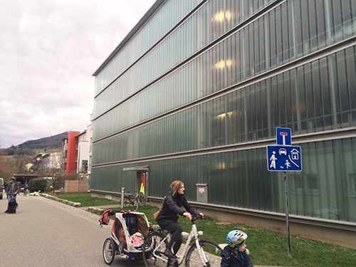 住宅街の入り口に作られた立体式の駐車場。脇には車の進入を禁止する標識が立っている