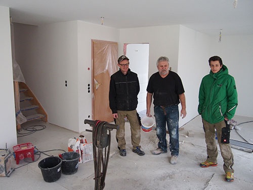 ドイツ南西部の工務店で働く従業員ら。「最近は大半の仕事が中古リフォーム関連に変わった」と打ち明ける