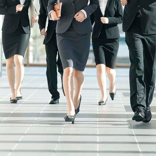 新入社員が直面する社会の壁とは(写真:TADAO KIMURA/アフロ)