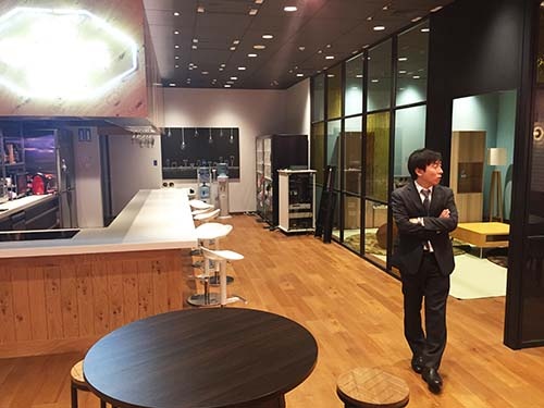 東京・日本橋の本社の「交流」のためのフロア。このフロアには、バーのほかにもカフェやリビング、多様なフリースペース、趣向をこらした会議室などがある