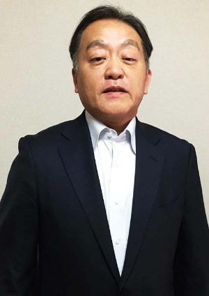 <b>岡村進(おかむら・すすむ)氏</b><br/><b>人財アジア 社長</b><br/>1961年生まれ。1985年東京大学法学部卒。同年第一生命保険に入社し、20年間勤務。その間に、国内運用部門、人事・企画部、米国運用子会社興銀第一ライフ・アセット・マネジメントUSA(現DIAM USA)社長兼CEOなどを歴任した。2005年、スイスの金融大手UBSの資産運用部門であるUBSグローバル・アセット・マネジメントに入社。2008年より日本法人の社長を務めた。2013年6月に同社を退社、7月に一念発起しグローバル人材育成を目指す「<a href="http://eat-star.asia/" target="_blank">人財アジア</a>」を設立、社長に。2015年4月「EATビジネス予備校丸の内校」を開校。1年のコースで、1期生23人を送り出し、今年は2期目。現在、福岡校の開校を準備中。著書に『自己変革 世界と戦うためのキャリアづくり』(きんざい)、『外資の社長になって初めて知った「会社に頼らない」仕事力』(明日香出版社)。
