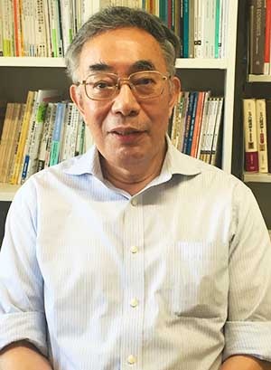 <b>八代 尚宏(やしろ・なおひろ)氏</b><br/><b>昭和女子大学特命教授</b><br/>1946年2月大阪府生まれ。国際基督教大学と東京大学経済学部を卒業後、経済企画庁に入る。在職中に米メリーランド大学で経済学博士号を取得。OECD日本政府代表部とOECD事務局に出向した。上智大学教授、日本経済研究センター理事長、国際基督教大学教授などを歴任し、現在は昭和女子大学特命教授。政府の経済財政諮問会議や規制改革会議の議員を務めた。専門は労働経済学、経済政策。『<a href="https://www.amazon.co.jp/dp/4121023749" target="_blank">シルバー民主主義──高齢者優遇をどう克服するか</a>』(中公新書)、『<a href="https://www.amazon.co.jp/dp/4532356326/" target="_blank">日本的雇用慣行を打ち破れ</a>』(日本経済新聞出版社)、『<a href="https://www.amazon.co.jp/dp/B00V7O7R4A/" target="_blank">反グローバリズムの克服:世界の経済政策に学ぶ</a>』(新潮選書)など著書多数。