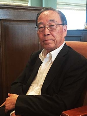 <b>國松孝次(くにまつ・たかじ)氏</b><br /><b>未来を創る財団会長(元警察庁長官、元スイス大使)</b><br/>1937年6月生まれ。東京大学法学部卒。1961年警察庁入庁、警視庁本富士警察署長、在フランス日本国大使館1等書記官、大分県警察本部長、警視庁公安部長などを経て、1994年警察庁長官。1995年に自宅前で何者かに狙撃され一時危篤に。1999年9月から2002年12月まで在スイス特命全権大使。2003年特定非営利活動法人救急ヘリ病院ネットワーク(HEM-Net)理事長に就任、現在は会長を務める。一般財団法人「未来を創る財団」会長。