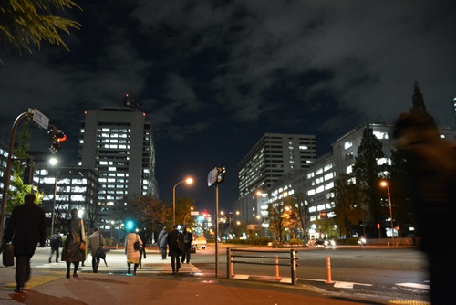残業規制が強まると、官庁街やオフィス街の夜の風景も変わるのか。(写真:毎日新聞社/アフロ)