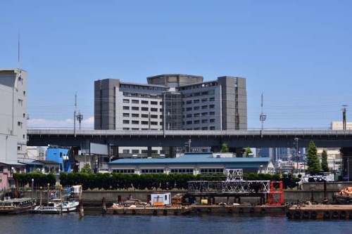 京浜運河方向から見た東京入国管理局本局庁舎（写真：PIXTA）