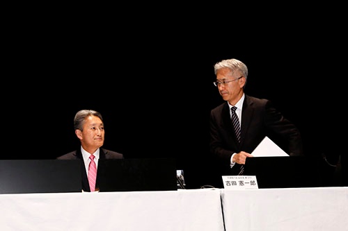 会見中、平井氏は吉田氏の姿を何度も嬉しそうに見つめていた。