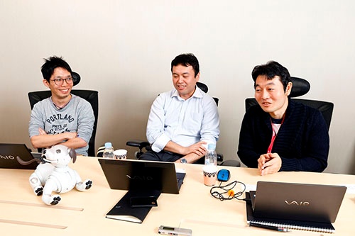 aibo開発チームメンバー。左から順に、電気設計担当の伊豆直之氏、メカ設計の石橋秀則氏、ソフトウェア担当の森田拓磨氏(写真:竹井俊晴)