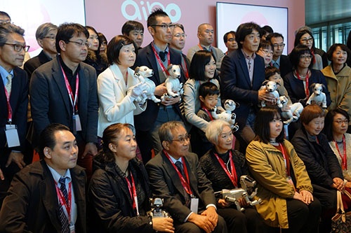 2018年1月11日、ソニー本社でaiboの引き渡しセレモニーが行われた。先代アイボを抱くオーナーの姿も
