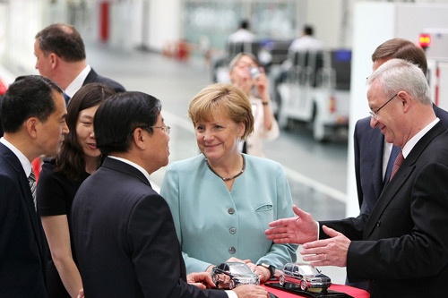 ドイツは中国と蜜月関係を築き、独メーカーに有利な競争環境を勝ち取ってきた(VWの中国合弁工場を視察するメルケル独首相、2014年7月)(写真=Imaginechina/アフロ)