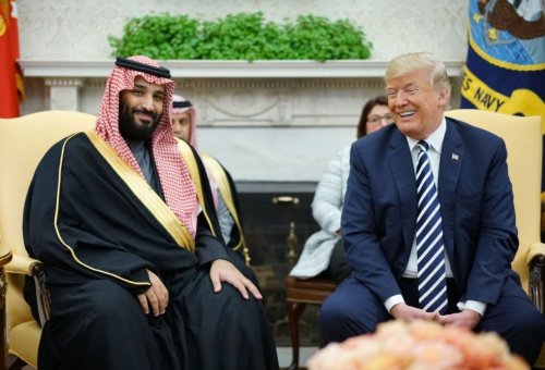 米国で会談したサウジアラビアのムハンマド皇太子と米国のトランプ大統領（写真：AFP/アフロ）