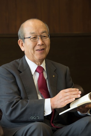 大山社長が手にしている本は「ユーザーイン経営」。自身の経営哲学を記した本を社内向けに出版した(写真:村上昭浩)