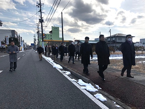 福島県浪江町の人気のない町を歩く凸版印刷の幹部社員たち