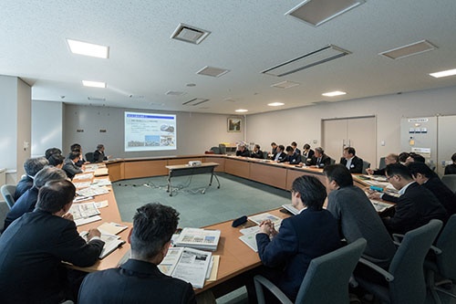浪江町役場で宮口勝美副町長から、帰還者が少ない窮状を聞く。被災地の中に入って、できることを探す(写真:野口勝宏)