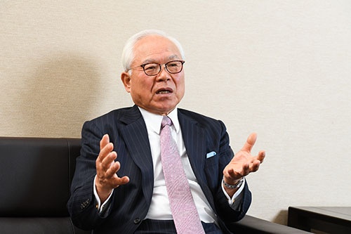 ルミネの新井良亮社長。JR東日本では駅ナカの商業施設の開発で実績を上げ、副社長を務めた。(写真:清水 真帆呂)
