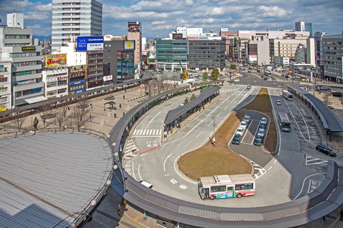 駅前には巨大な広場があり、商店街へと続く歩行スペースがある(写真:山本巌)