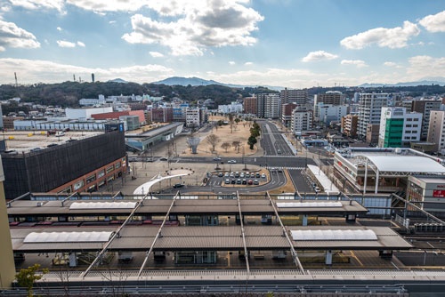 駅の南側は、かつて国鉄の用地で閑散としていたが、再開発事業でマンションなどが立ち並ぶ人気エリアとなった。(写真:山本巌)