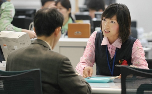 顧客との円滑なコミュニケーションが重要(銀行の窓口、写真:時事)