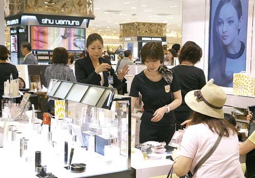 百貨店の化粧品売り場は見た目の華やかさの一方で競争は激しい(写真:時事)