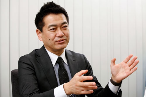 <b>角井亮一(かくい・りょういち)氏</b><br />1968年大阪生まれ、奈良育ち。上智大学経済学部経済学科で3年で単位取得終了し、渡米。ゴールデンゲート大学からマーケティング専攻でMBA取得。帰国後、船井総合研究所に入社し、小売業へのコンサルティングを行い、1996年にはネット通販参入セミナーを開催。その後、光輝物流に入社し、物流コンサルティングを実施。2000年2月、株式会社イー・ロジット設立、代表取締役に就任。年間1億3700万個を出荷するグループ「宅配研究会」代表幹事。宅配事業者と協力し、安定供給・安定価格を目指すために、真剣に議論する研究会。「アマゾンと物流大戦争」(NHK出版)、「物流がわかる」(日経文庫)、「2時間でわかるオムニチャネル入門」(あさ出版)など20冊を発行 (写真=尾関裕士)