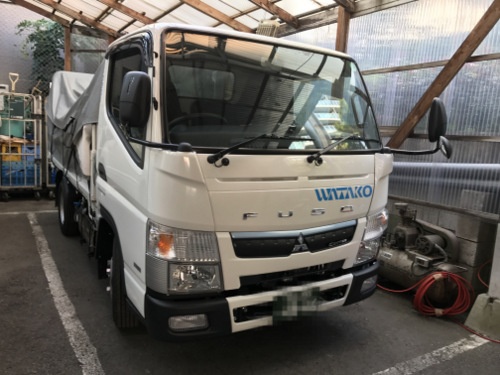ワタコーの従業員は、こうしたトラックに乗って東京の繁華街に酒類を届けている