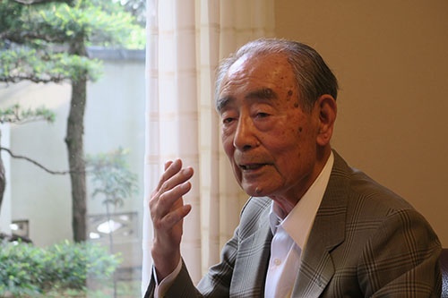 <b>都築幹彦(つづき・みきひこ)氏</b><br /> 1929年(昭和4年)東京生まれ。慶応義塾大学卒業後、大和運輸(現ヤマト運輸)に入社。路線部営業課長時代、営業部長に着任した小倉昌男氏と出会い、その後35年にわたり共に働く。一方、昌男氏の父で創業者の小倉康臣氏からも信頼を得ていた。昌男氏とともに宅急便事業に取り組み、全国ネットワークへと育て上げた。87年から社長、91年から会長、93年に相談役に就任し95年、昌男氏とともに退任した。著書に「どん底から生まれた宅急便」(日本経済新聞出版社)。
